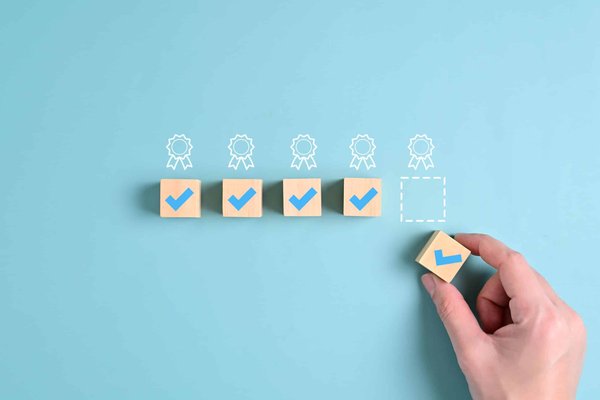 Quelle couverture d'assurance pour une entreprise proposant des stages de survie en nature ?